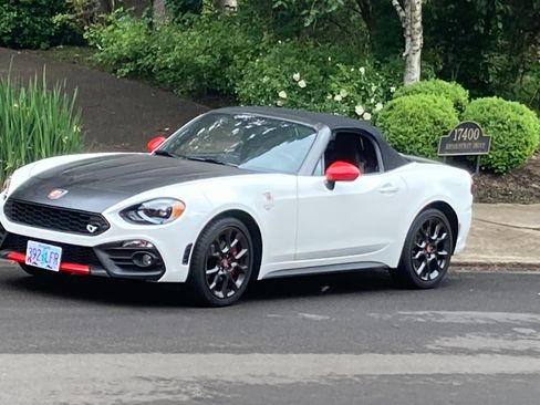 Used 2018 FIAT 124 Spider Abarth w/ Convenience Group RWD image 1