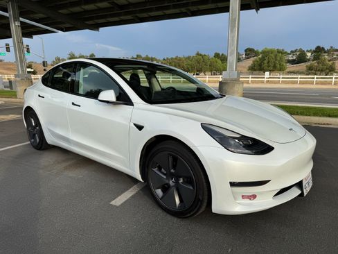 Used 2023 Tesla Model 3 Standard Range RWD image 1