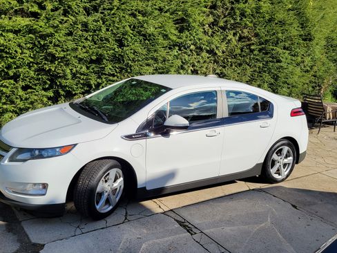 Used 2015 Chevrolet Volt image 1