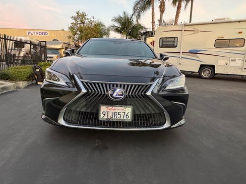 Used 2021 Lexus ES 300h w/ Premium Package image 4
