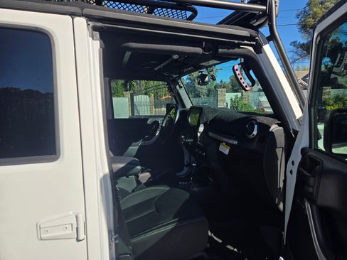 Used 2017 Jeep Wrangler Unlimited Sahara w/ Connectivity Group image 24