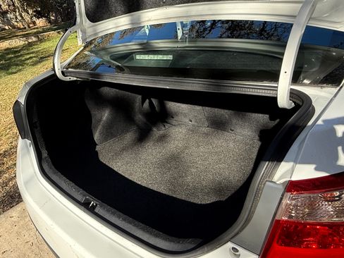 Used 2017 Toyota Corolla LE image 18