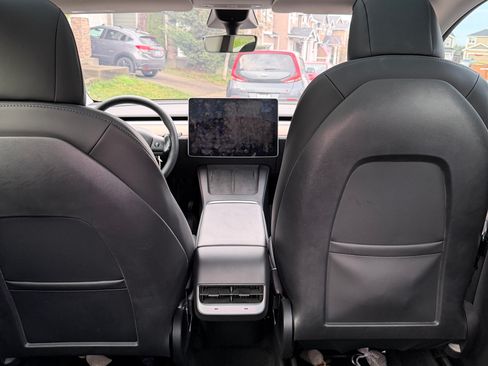 Used 2022 Tesla Model Y Long Range image 12