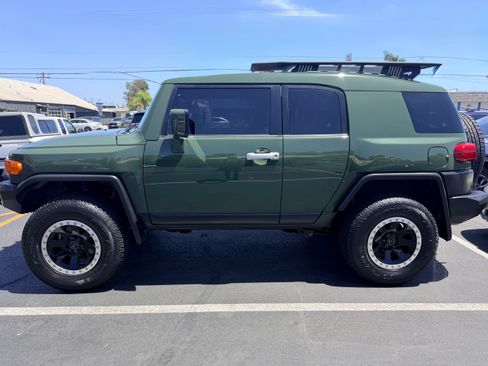 Used 2013 Toyota FJ Cruiser 4WD w/ Convenience Pkg image 2