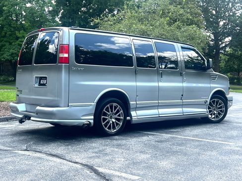 Used 2011 Chevrolet Express 1500 RWD image 8