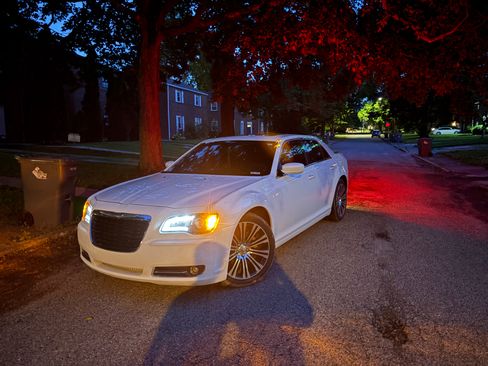Used 2014 Chrysler 300 S RWD image 1