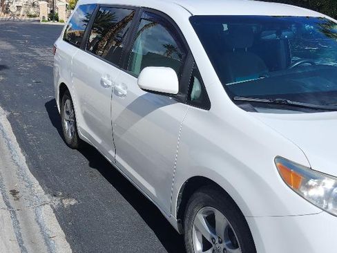 Used 2015 Toyota Sienna LE image 8