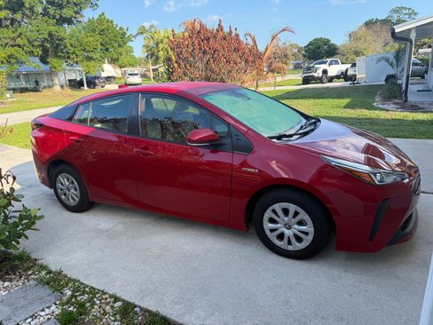 Used 2020 Toyota Prius L Eco image 2