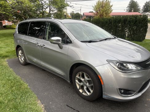 Used 2018 Chrysler Pacifica Limited w/ Advanced Safetytec Group FWD image 4