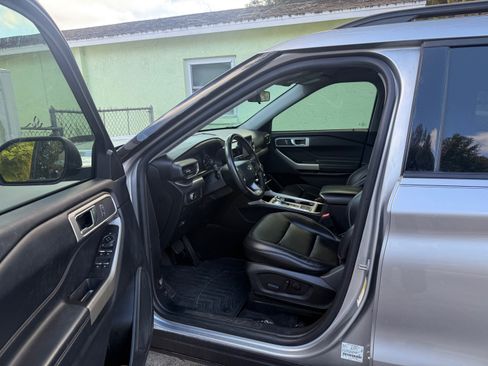 Used 2021 Ford Explorer XLT w/ Equipment Group 202A image 9