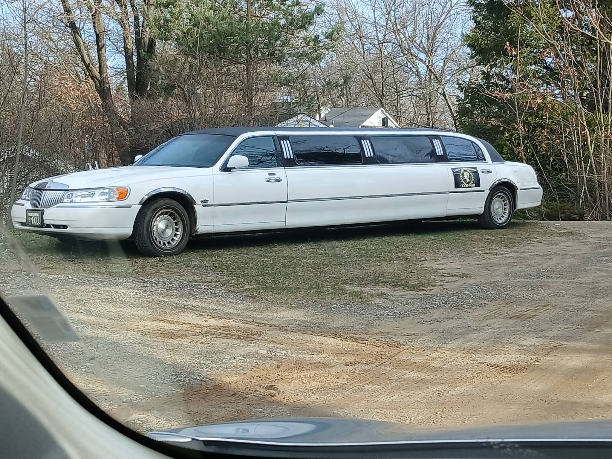 Used 2000 Lincoln Town Car Signature RWD image 1