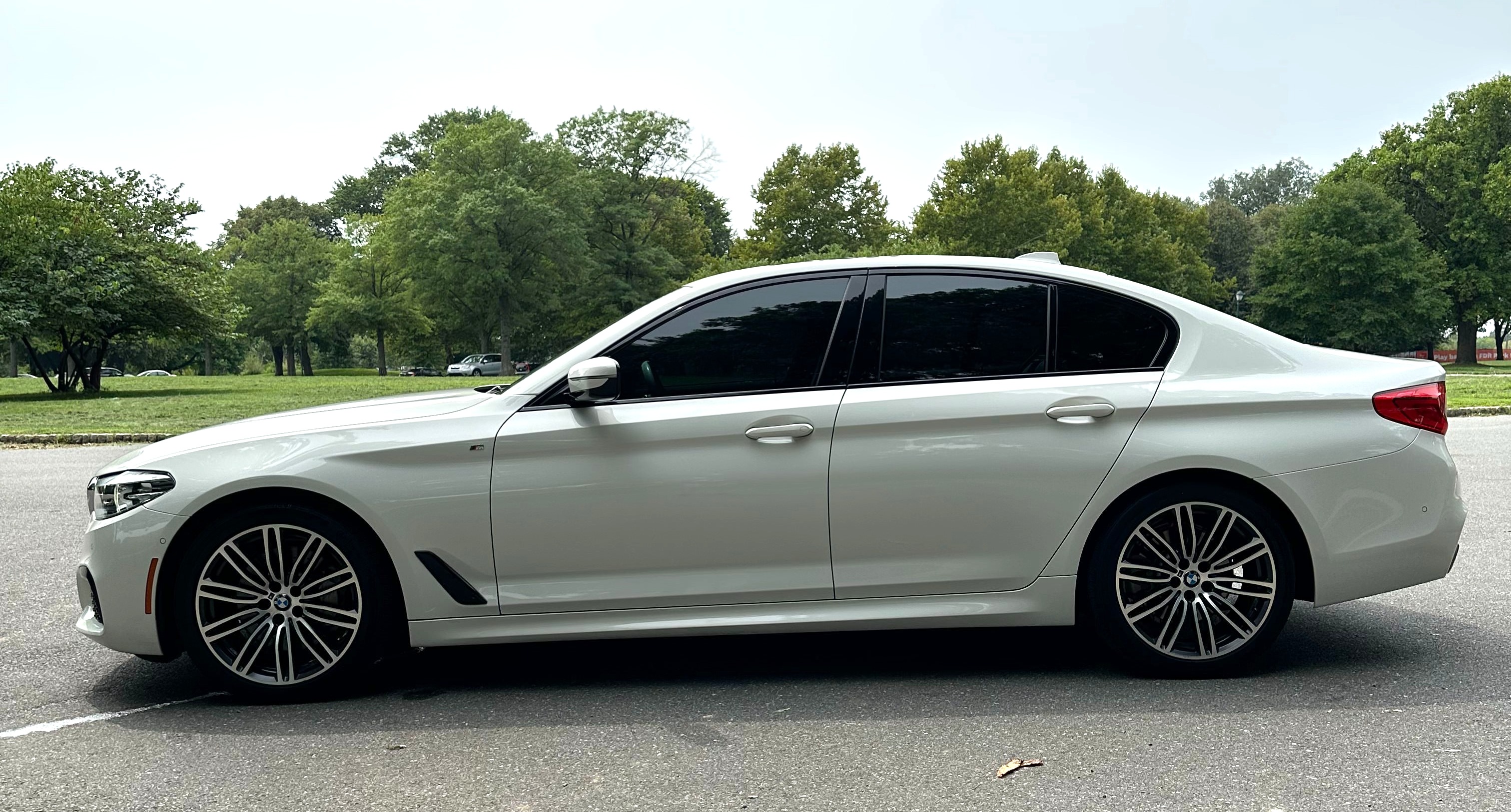 Used 2019 BMW 530i xDrive AWD/4WD image 2