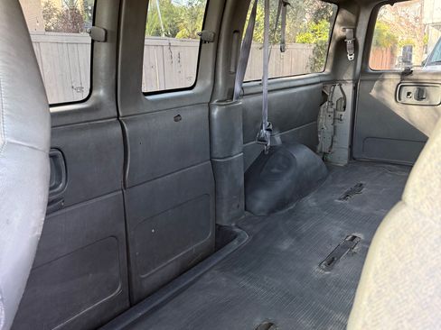 Used 2002 GMC Savana 2500 Passenger image 32