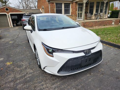 Used 2020 Toyota Corolla LE image 2
