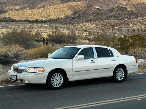 Used 2003 Lincoln Town Car Cartier RWD image 28