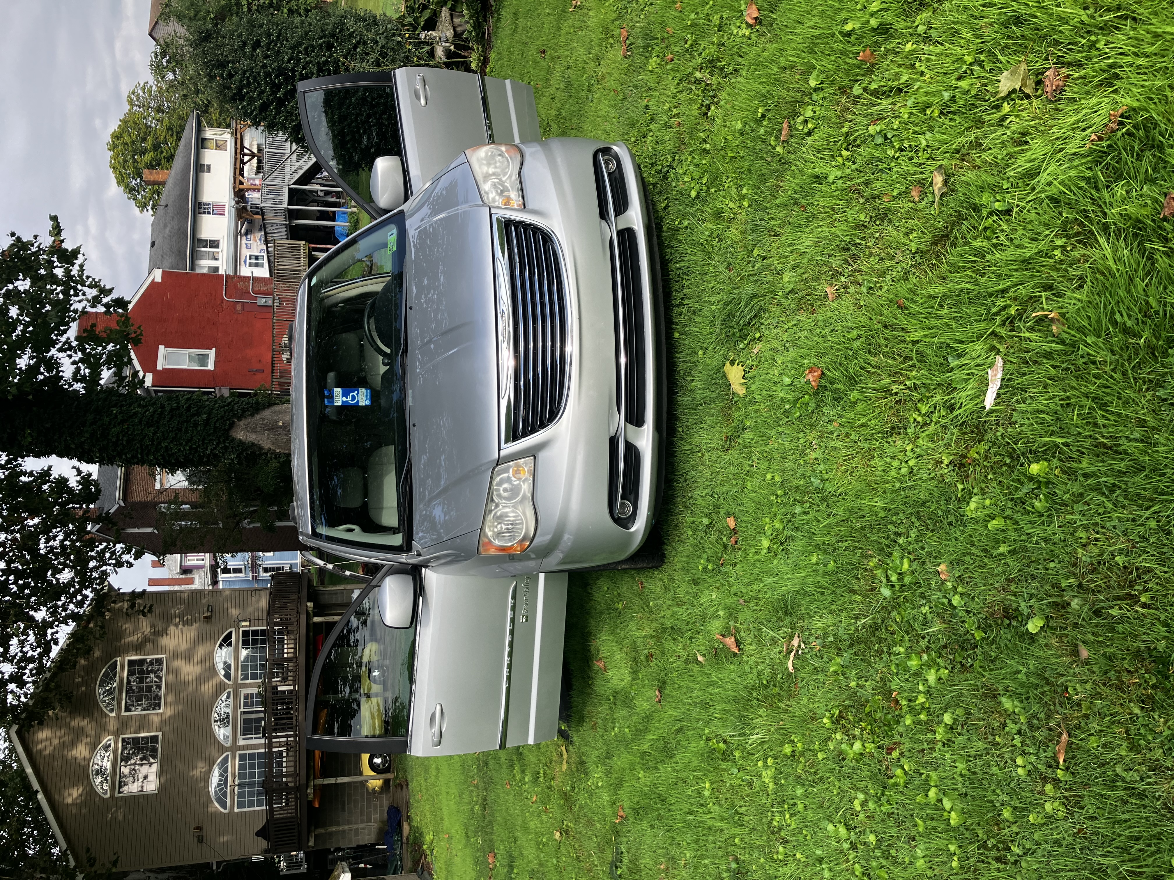 Used 2011 Chrysler Town & Country Touring-L w/ Trailer Tow Group FWD image 5