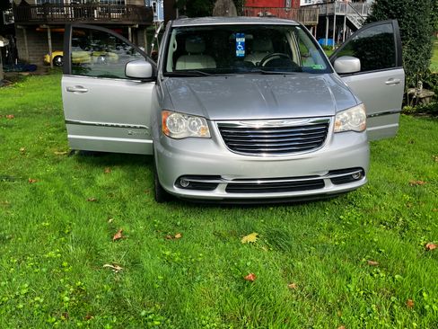 Used 2011 Chrysler Town & Country Touring-L w/ Trailer Tow Group FWD image 5