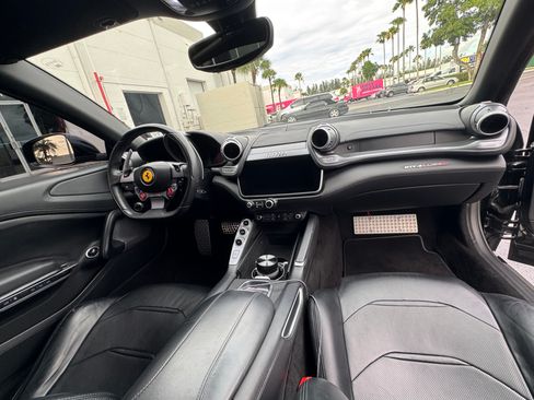 Used 2018 Ferrari GTC4Lusso AWD/4WD image 12