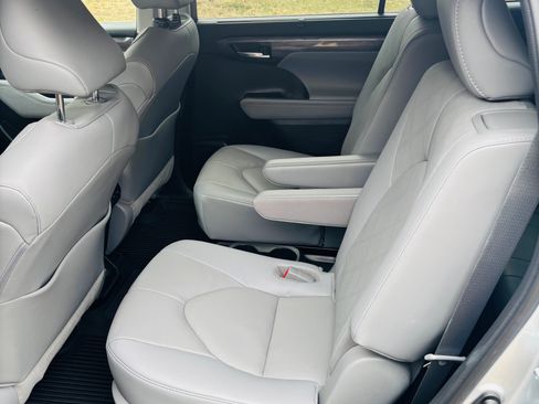Used 2021 Toyota Highlander Platinum image 17
