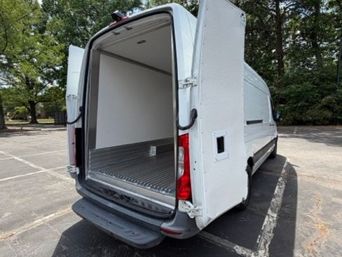 Used 2022 Mercedes-Benz Sprinter 2500 image 15