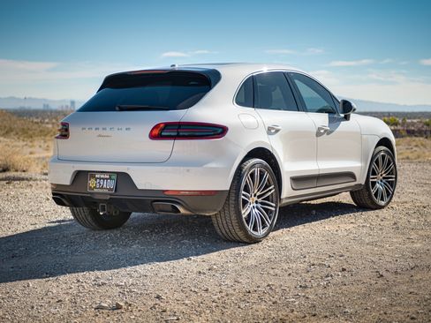 Used 2017 Porsche Macan w/ Dark Walnut Interior Package image 4