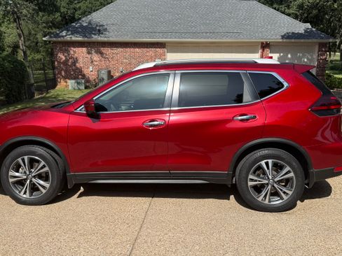 Used 2019 Nissan Rogue SV w/ Premium Package FWD image 1