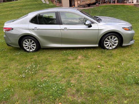 Used 2018 Toyota Camry LE w/ Convenience Package FWD image 2