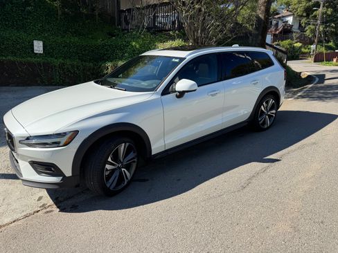 Used 2023 Volvo V60 B5 Cross Country Plus w/ Climate Package image 12