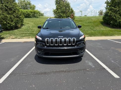 Used 2018 Jeep Cherokee Latitude Plus w/ Cold Weather Group FWD image 2