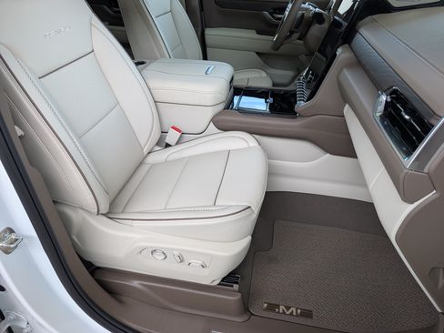 Used 2025 GMC Yukon XL Denali w/ Sun & Power Step Package image 16