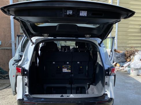 Used 2022 Toyota Sienna Platinum AWD/4WD image 9