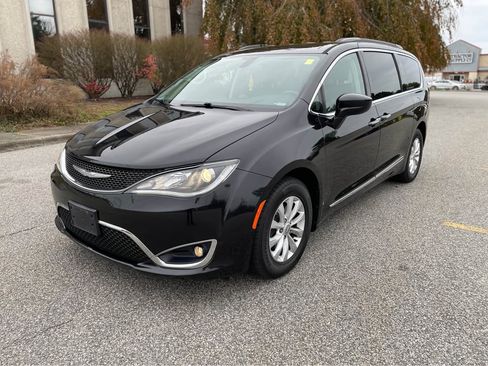Used 2017 Chrysler Pacifica Touring-L image 2