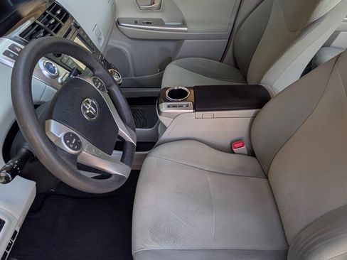Used 2014 Toyota Prius V Three image 8