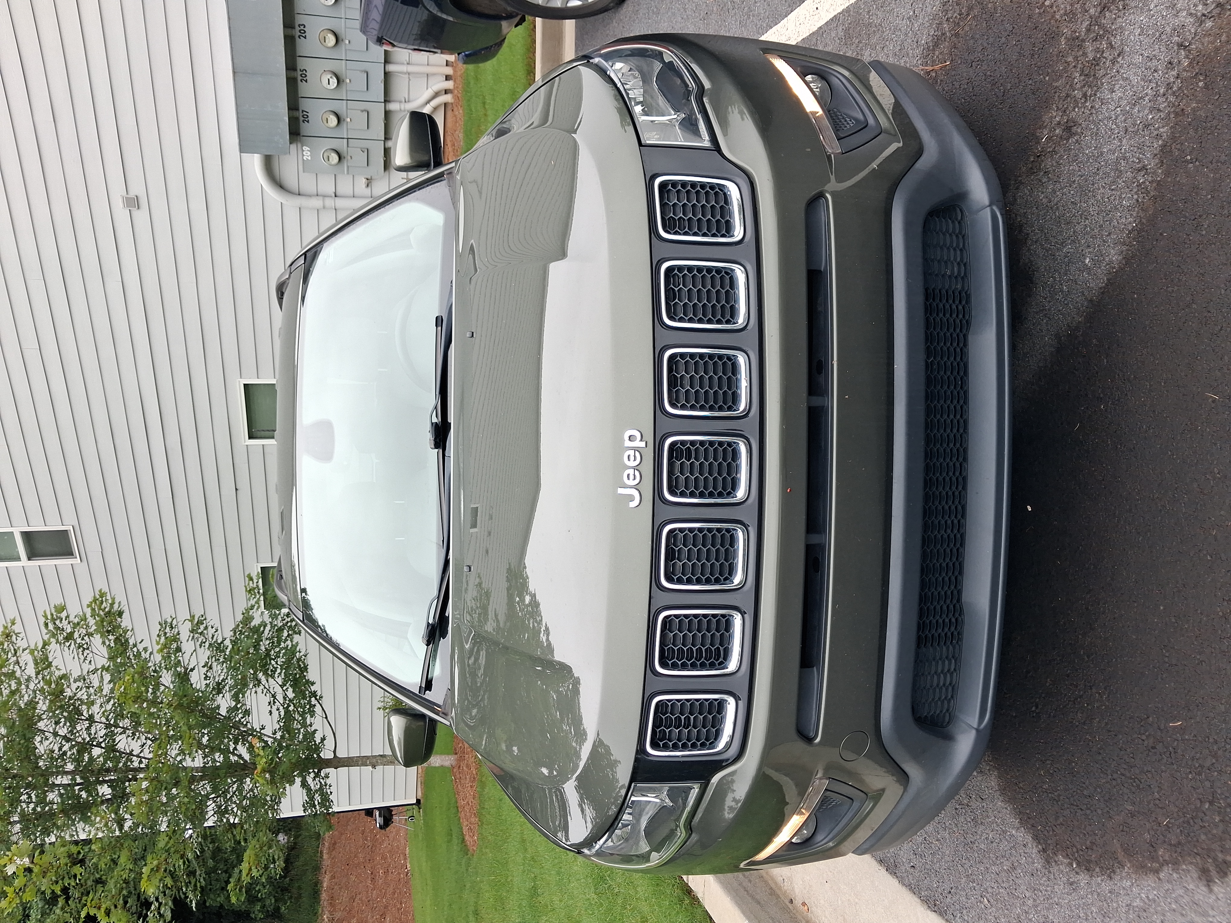Used 2018 Jeep Compass Latitude w/ Popular Equipment Group FWD image 1
