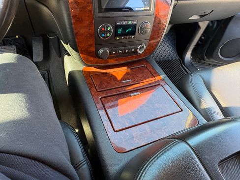 Used 2014 Chevrolet Suburban LTZ image 12