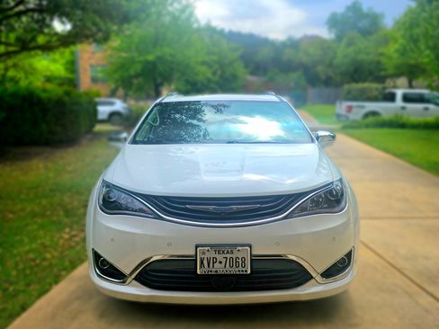 Used 2018 Chrysler Pacifica Limited w/ Advanced Safetytec Group image 2