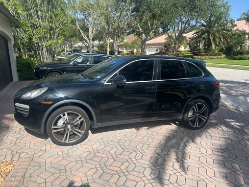 Used 2014 Porsche Cayenne Platinum Edition AWD/4WD image 2