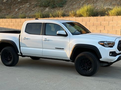 Used 2021 Toyota Tacoma TRD Off-Road w/ Technology Package image 5