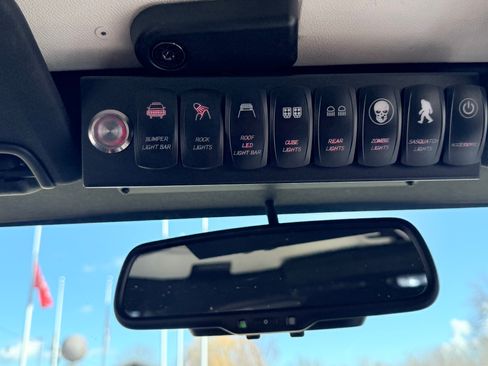 Used 2018 Jeep Wrangler Unlimited Sahara image 9