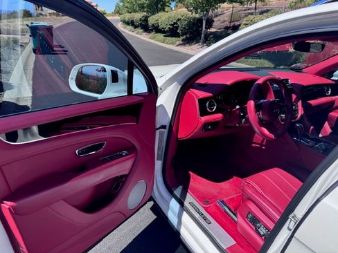 Used 2021 Bentley Bentayga image 22