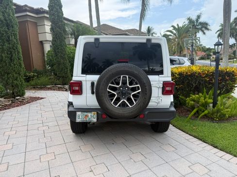 Used 2024 Jeep Wrangler Unlimited Sahara w/ Technology Group AWD/4WD image 4