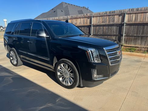 Used 2020 Cadillac Escalade Platinum image 2