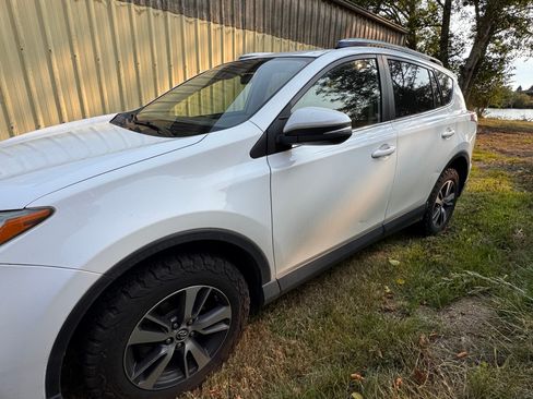 Used 2018 Toyota RAV4 XLE AWD/4WD image 5