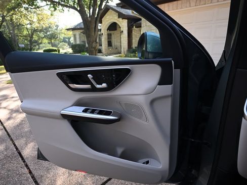 Used 2025 Mercedes-Benz GLC 300 4MATIC image 6