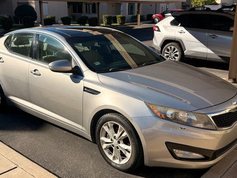 Used 2013 Kia Optima EX w/ Premium Pkg image 2