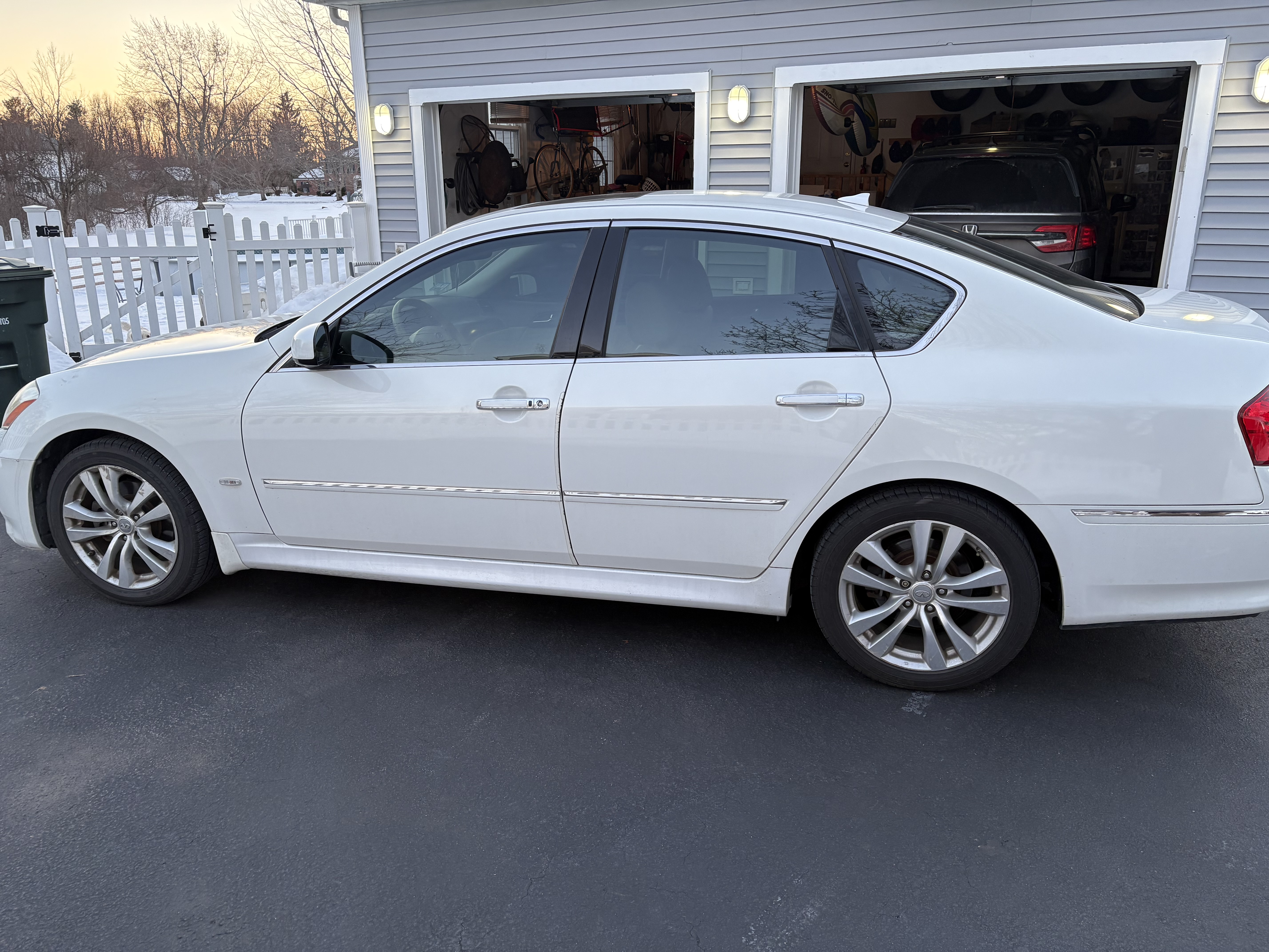 Used 2008 INFINITI M35 w/ Technology Pkg RWD image 4