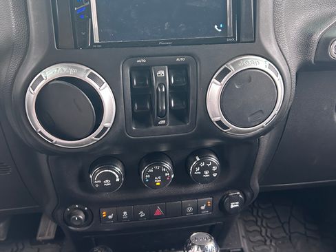 Used 2014 Jeep Wrangler Unlimited Rubicon AWD/4WD image 15