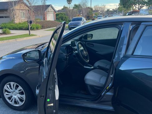 Used 2019 Toyota Yaris L image 4