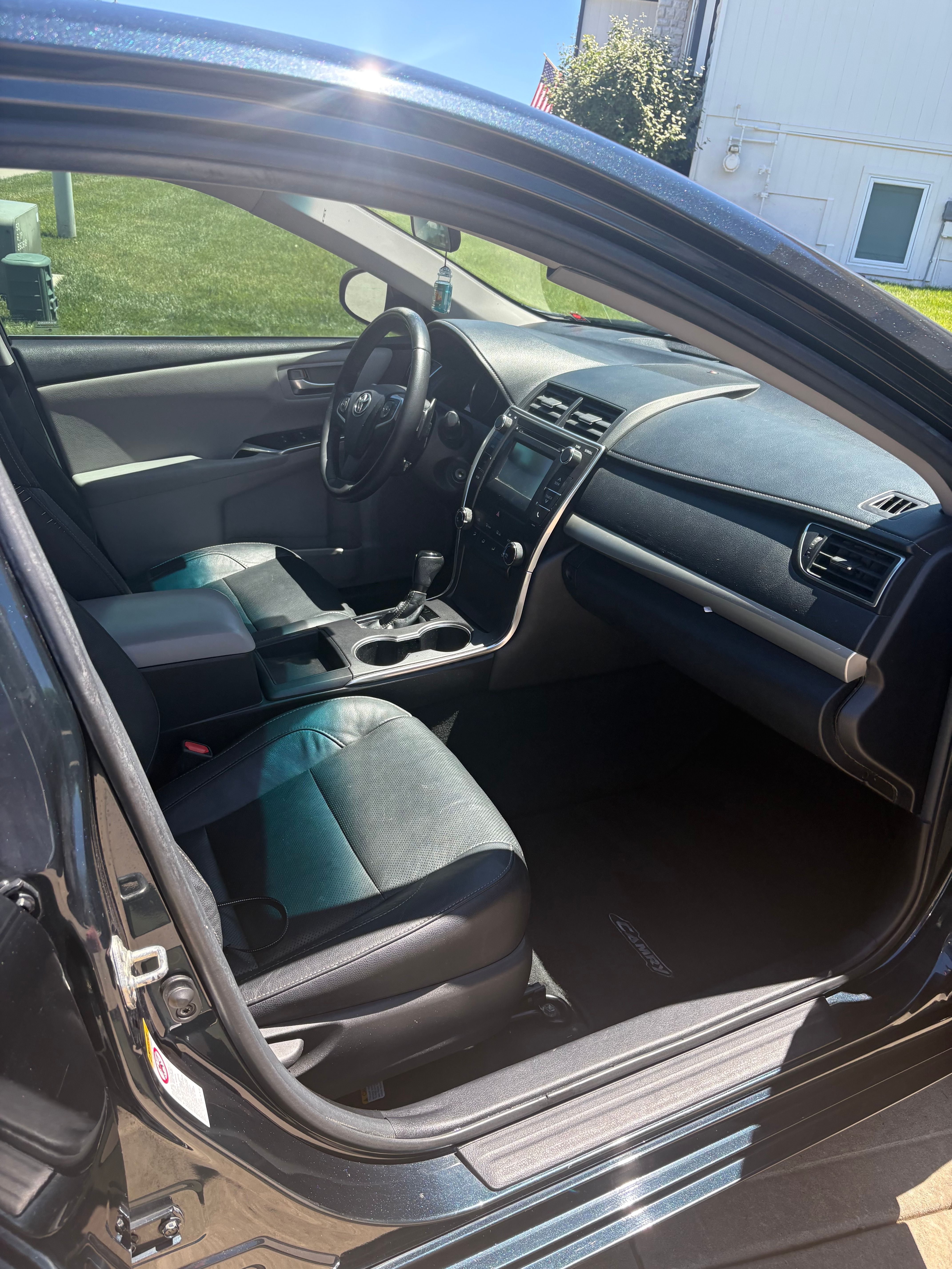 Used 2016 Toyota Camry SE FWD image 2