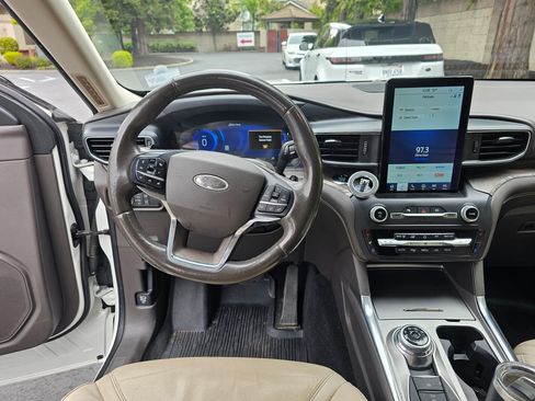 Used 2020 Ford Explorer Platinum w/ Premium Technology Package AWD/4WD image 28